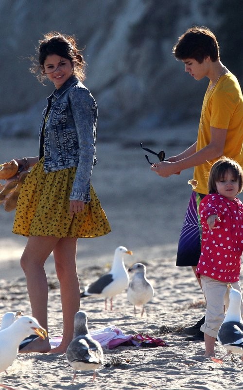 Justin Bieber và Selena Gomez vừa trải qua một ngày cực hạnh phúc bên nhau và gia đình của Justin trên bãi biển Malibu. Cặp đôi này hẹn hò trên bãi biển ngay sau khi cả hai được đề cử tại Lễ trao giải Kids' Choice Award 2012. Xem chi tiết chùm ảnh này