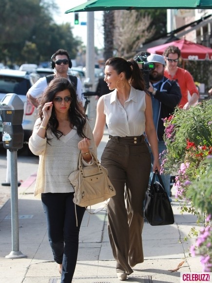Hai chị em nhà tạo mẫu Kim và Kourtney Kardashian vừa có bữa trưa cùng nhau ở II Tramezzino. Cả hai đều diện áo màu kem nhưng khác nhau về kiểu dáng. Kim mới chia sẻ trên blog của mình: "Hôm qua, Kourt và tôi đã bất chấp mưa gió ở LA để tìm kiếm địa điểm cho cửa hàng DASH mới. Thật thú vị!". Có vẻ như nhà Kardashian sắp mở rộng kinh doanh!