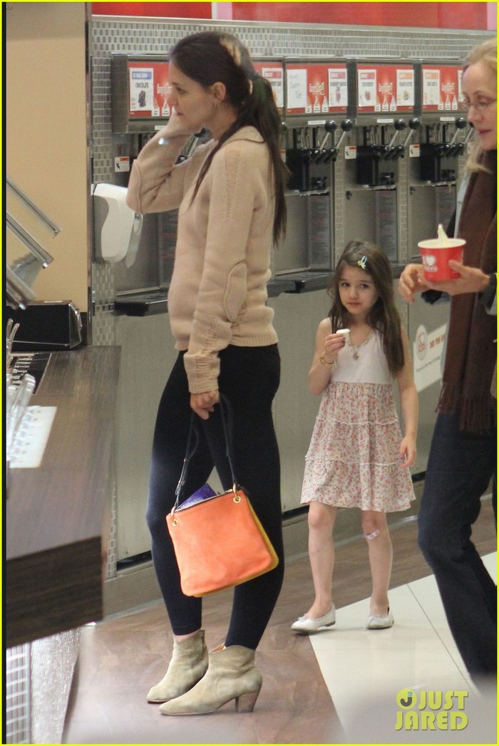 Katie Holmes và con gái Suri vừa ăn tối tại khách sạn Beverly Hilton tối thứ 7. Sau đó hai mẹ con dừng trước cửa hàng tráng miệng. Cô con gái của Tom Cruise vẫn xinh như thiên thần khi đang cầm hộp sữa chua.