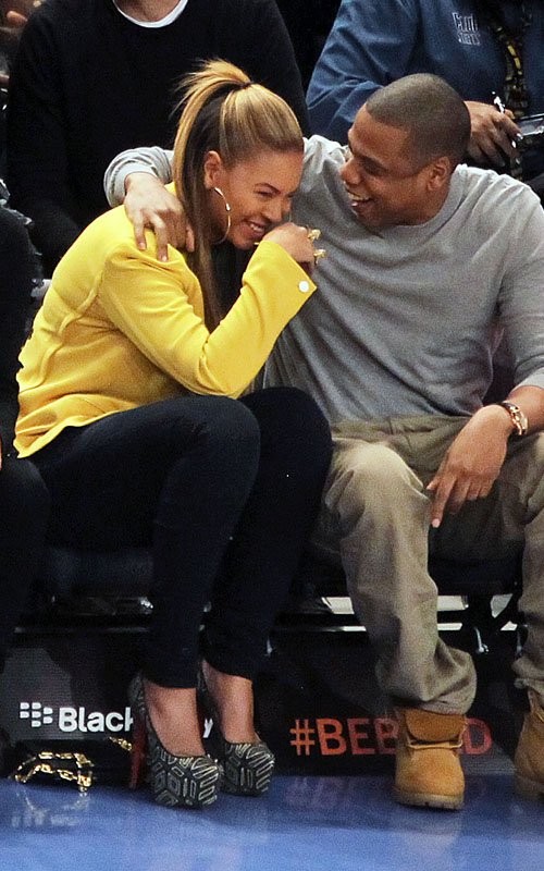Tối thứ Hai vừa rồi, đôi vợ chồng Beyoncé và Jay-Z cùng nhau trải qua buổi hẹn hò đầy hạnh phúc tại New York. Hai người vai kề vai tại Madison Square Garden để theo dõi trận đấu bóng rổ giữa New York Knicks và New Jersey Nets.