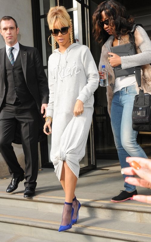 Sáng ngày thứ Ba, Rihanna rời khỏi khách sạn Corinthian, Luân Đôn trong bộ váy trắng dài xuông thắt nút ở đầu gối. Được biết, cô sẽ "tái hợp" với "tình cũ" Chris Brown không chỉ trong một mà hai ca khúc là "Birthday Cake" và "Turn up the music".