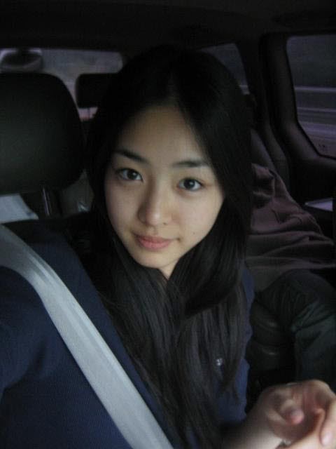 Dù tuổi tác có thay đổi thì làn da của Lee Yeon Hee vẫn tươi sáng.