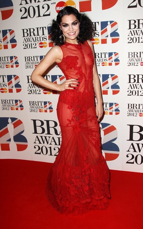 Jessie J bước lên thảm đỏ Lễ trao giải Brit Awards với bộ váy dài màu đỏ... trong suốt. Jessie được đề cử ba giải nhưng rất tiếc là cô đã không chiến thắng giải nào.