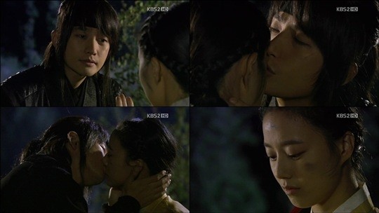 16. Phim "The Princess's Man" (Nam nhân của công chúa, 2011): Nụ hôn bốn bước của Kim Seung Yoo (Park Shi Hoo đóng) và Se Ryung (Moon Chae Won đóng). Sau bao ngày tháng chia lìa vì sự đối địch của hai gia đình, Seung Yoo đã không thể kìm nén được tình cảm và trao cho Se Ryung nụ hôn tình cảm và lãng mạn.