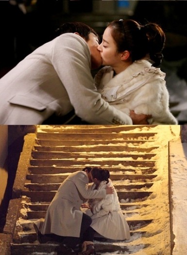 3. Phim "My Princess" (Công chúa của tôi, 2010): Nụ hôn cầu thang quá đẹp và lãng mạn như tranh vẽ giữa Song Seung Hun và Kim Tae Hee.