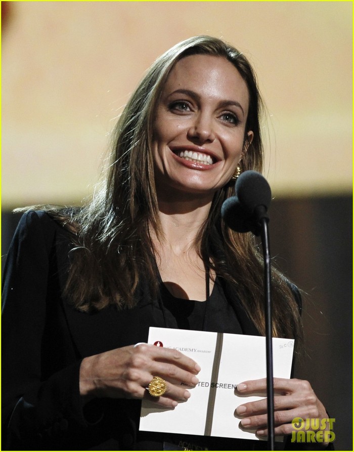 Lễ trao giải Oscar lần thứ 84 được tổ chức vào tối 26/2 (tức sáng 27/2 giờ Việt Nam). Và nữ diễn viên Angelina Jolie đang tập dượt cho Lễ trao giải Oscar với nụ cười rạng rỡ hôm 24/2. Các diễn viên lừng lẫy khác cũng có mặt và không khí buổi tổng duyệt diễn ra khá vui vẻ.