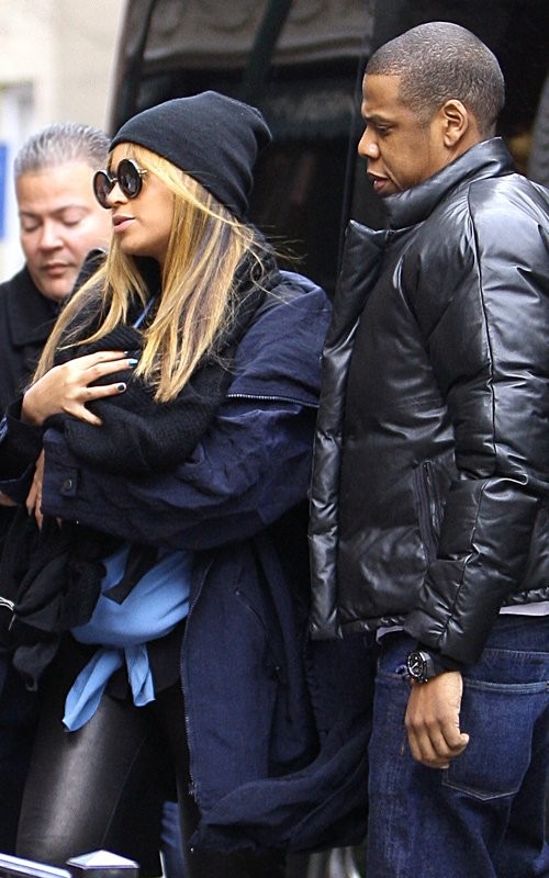 Beyoncé cùng chồng Jay-Z lần đầu tiên đưa con gái Blue Ivy Carter ra ngoài. Beyoncé quấn chiếc chăn quanh bé Blue và bế bé trên tay. Theo họ còn có đội ngũ nhân viên an ninh để bảo vệ.