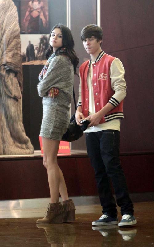 Justin Bieber-Selena Gomez dành thời gian bên nhau để cùng đi ăn trưa tại quán Sushi Nhật và xem phim.