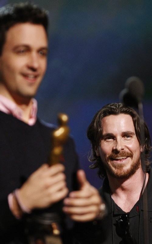Christian Bale bật cười khi thấy Sean Stewart mải mê luyện tập trên sân khấu.