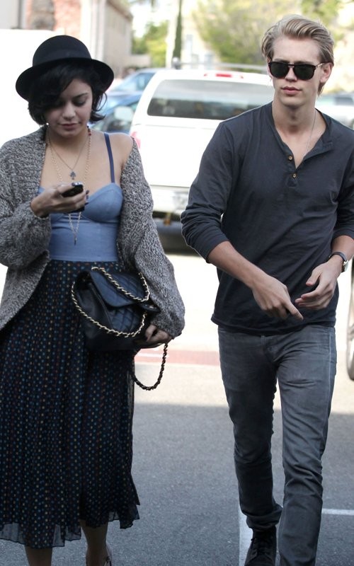 Vanessa Hudgens và bạn trai Austin Butler bị bắt gặp đang đi dạo quanh Studio City, Califorlia hôm cuối tuần. Ngày trước đó, Vanessa vừa tham dự bữa tiệc Cocktail "tiền" Oscar.