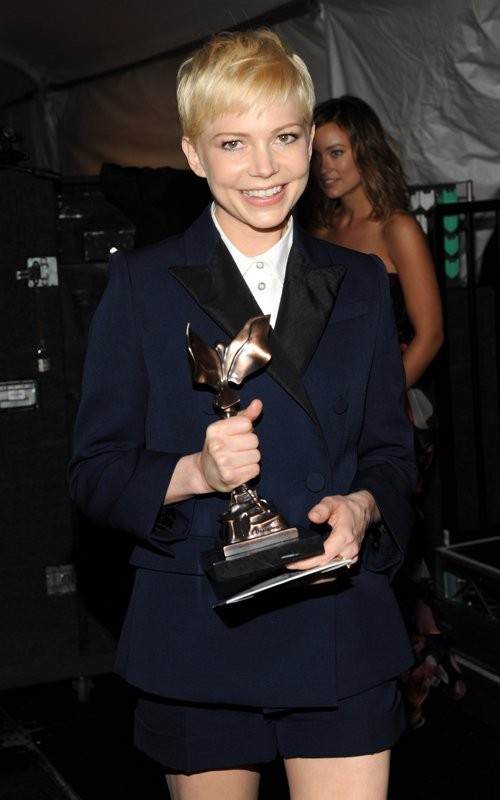 Michelle Williams vừa giành chiến thắng giải "Nữ diễn viên xuất sắc nhất" tại Lễ trao giải Independent's Spirit Awards 2012 chiều thứ 7. Nữ diễn viên lịch sự trong bộ trang phục của Louis Vuitton.