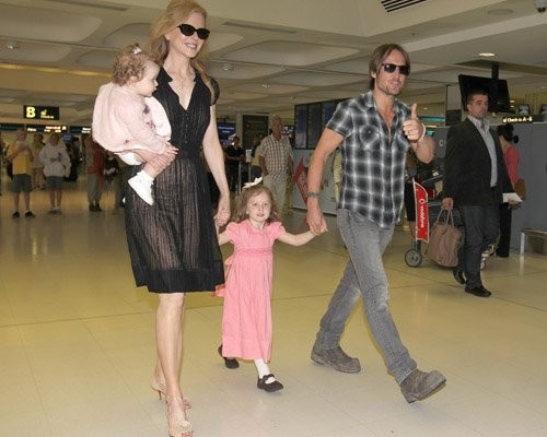 Ngày 29/2, Nicole Kidman cùng gia đình nhỏ của mình đang "tay trong tay" ở sân bay, chuẩn bị lên đường trở về nhà. Cả gia đình trông có vẻ rất vui vẻ và hạnh phúc.