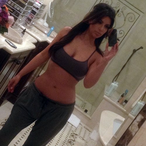 Kim Kardashian khoe mặt mộc và cơ thể của mình khi cô vừa chia sẻ bức ảnh tự chụp mới nhất.