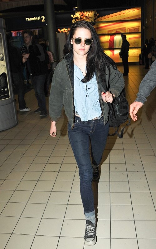 Sau chuyến bay dài từ Los Angeles, Kristen Steward cuối cùng đã đặt chân xuống Paris, Pháp hôm qua. Tuy nhiên lần này Kristen xuất hiện một mình và không đi cùng bạn trai Robert Pattinson do lịch trình bận rộn của hai người.