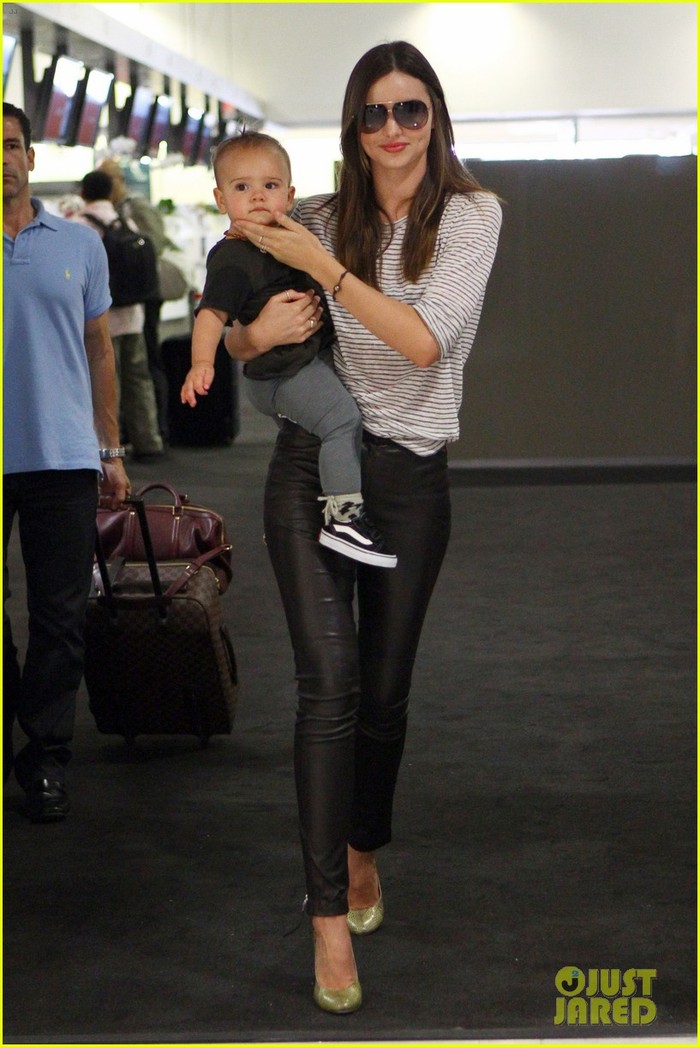 Miranda Kerr bồng bế con trai Flynn, chuẩn bị khởi hành tại sân bay Sydney, Úc hôm 28/2.