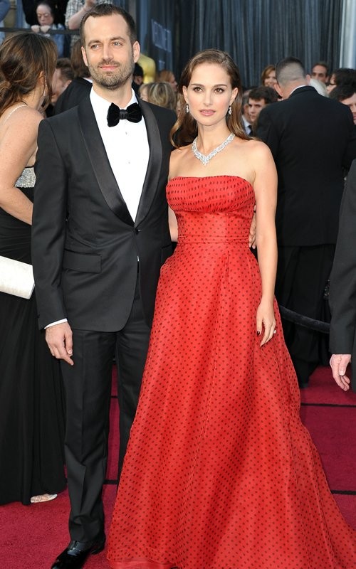 Việc bị bắt gặp cùng đeo nhẫn đính hôn tại lễ trao giải Oscar, Natalie Portman và hôn phu Benjamin Milipied càng khiến dư luận nghi ngờ rằng hai người đã bí mật kết hôn. Và mới đây, Jaime Wolf-người thiết kế nhẫn cho hai ngôi sao tiết lộ rằng họ đã thực sự kết hôn.