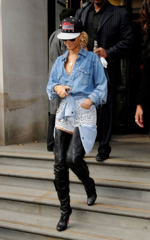 Hôm 29/2, Rihanna rời khỏi khách sạn ở Luân Đôn, Anh và bắt đầu một ngày khá bận rộn. Nữ ca sĩ đi đôi bốt cao gót màu đen có cổ cao đến tận... đùi.
