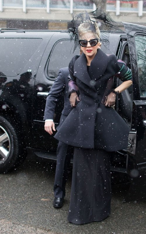 Ngày 29/2, Lady Gaga đã dừng chân tại đại học Havard ở Cambridge và chuẩn bị ra mắt Quỹ từ thiện Born This Way. Nữ ca sĩ vẫn tỏ ra khá thoải mái và sẵn sàng dù tuyết đang không ngừng rơi.