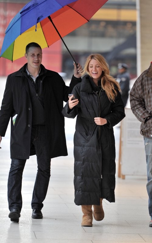 Nữ diễn viên của "Gossip Girl", Blake Lively vừa trải qua một ngày mưa trên trường quay của phim. Cô mặc chiếc áo khoác đen dài trùm cả người, vui vẻ đứng dưới ô và đi dạo.