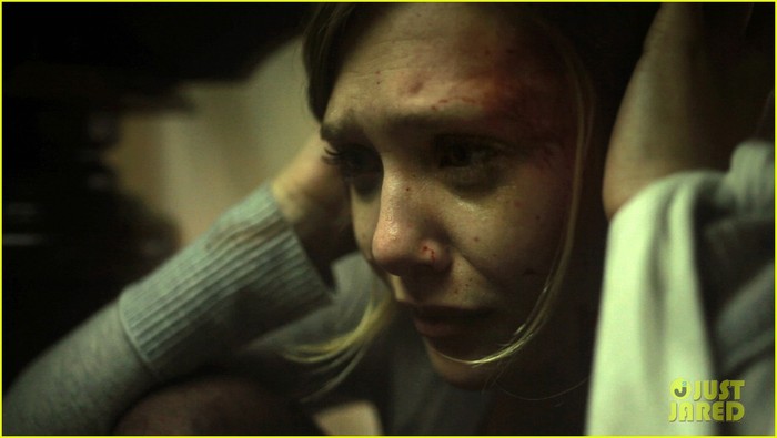 Hình ảnh mới về bộ phim "Silent house" của Elizabeth Olsen vừa được tiết lộ. Olsen vào vai một cô gái trẻ đột nhiên bị tâm thần khi bị mắc kẹt lại tại ngôi nhà bên hồ của gia đình. Olsen tiết lộ rằng chính bản thân cô cũng thấy vô cùng sợ hãi.