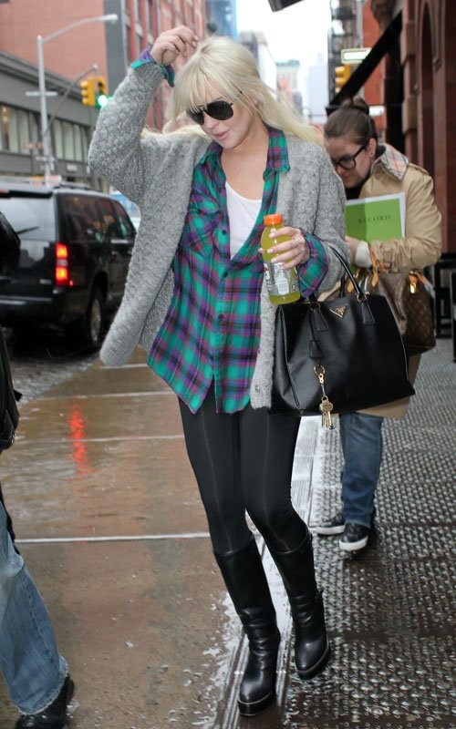 Ngày 29/2, dường như Lindsay Lohan đang bị mắc mưa trên đường phố New York. Nữ ca sĩ trông xinh xắn trong chiếc áo khoác len bên ngoài áo kẻ ca rô. Gần đây, Lindsay Lohan còn khẳng định rằng từ giờ cô sẽ hoàn toàn thay đổi và sẽ chỉ có tiến lên.