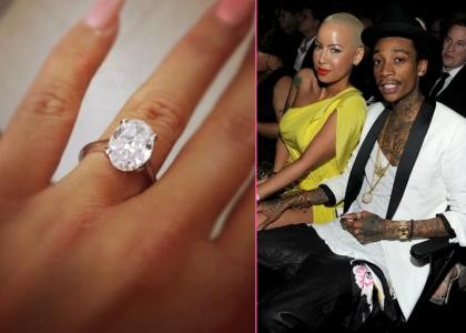 Amber Rose và Wiz Khalifa vừa tuyên bố rằng họ đã đính hôn! Wiz Khalifa chia sẻ hình ảnh bàn tay của vợ tương lai cùng chiếc nhẫn đính hôn trên Twitter để khoe với mọi người.