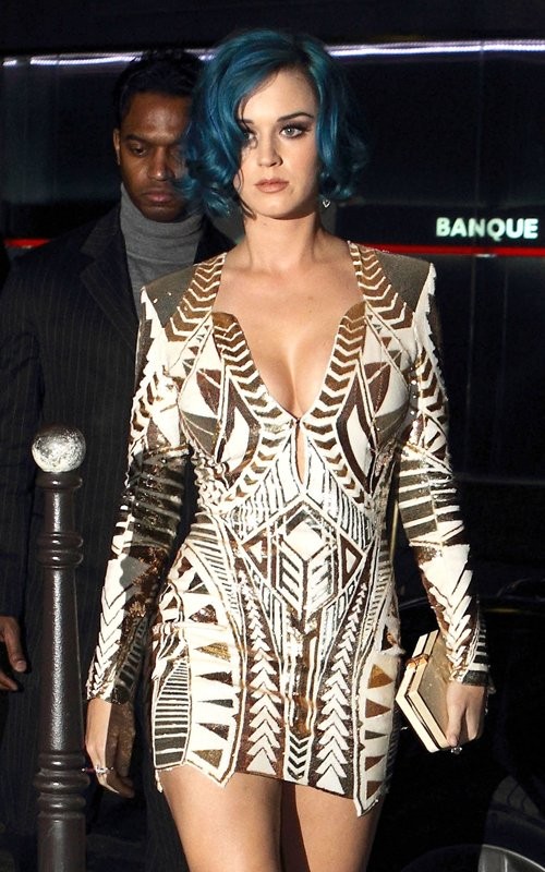 Tối 1/3, Katy Perry xuất hiện tại La Maison du Caviar, Pháp để tham dự sự kiện của nhà thiết kế Karl Lagerfeld. Nữ ca sĩ trông cực sexy và quý phái trong bộ váy ngắn bó sát và mái tóc xanh đặc trưng.
