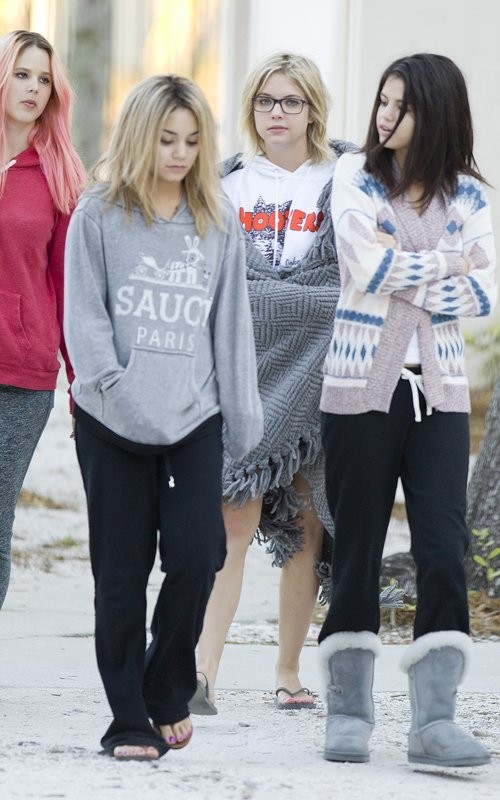 Ba nữ diễn viên xinh đẹp của "Spring Breakers" vừa xuất hiện trên trường quay của phim hôm 5/3. Vanessa Hudgens lần đầu "diện" tóc vàng mới mẻ khi vào vai Candy, một cô gái rắc rối và bướng bỉnh.