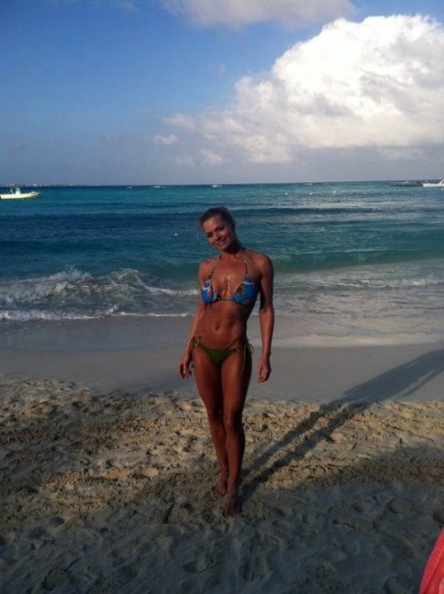 Bên cạnh những hình ảnh "hot", Jaime Pressly chia sẻ với các fan: "Chúc mừng ngày Cancun!"