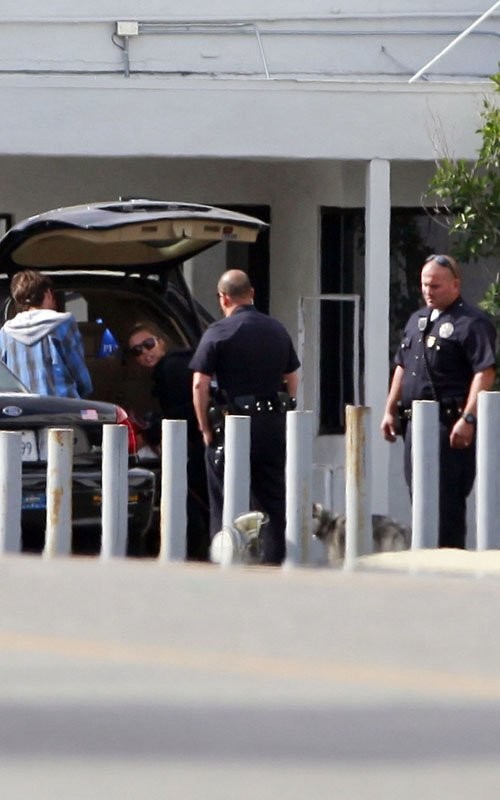 Cảm thấy khó chịu trước các tay săn ảnh, Miley Cyrus đã phải nhờ đến cả cảnh sát Los Angeles trong việc hộ tống cô về ô tô. Sau đó cô tranh thủ đi ăn và chuẩn bị cho kế hoạch tiếp theo trong ngày. Tuy nhiên những hình ảnh thế này vẫn không thể lọt khỏi tầm mắt của các tay săn ảnh!