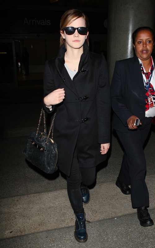 Tối 8/3, Emma Watson bị bắt gặp ở sân bay quốc tế Los Angeles,California. Nữ diễn viên trở về Luân Đôn, Anh trong bộ áo khoác đen và kính đen. Trước đó, cô vừa xác nhận sẽ đảm nhận vai chính Sofia Coppola trong phim "The Bling Ring".
