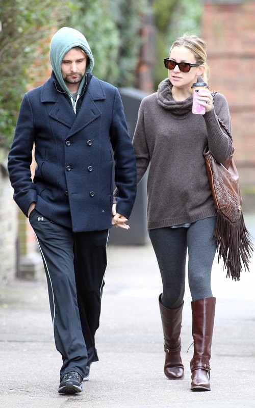 Hôm 9/3, Kate Hudson bị bắt gặp cùng Matthew Bellamy tay trong tay đi bộ trên đường phố Primrose Hill, Luân Đôn-Anh. Nữ diễn viên cầm trên tay cốc đồ uống và nói chuyện vui vẻ với bạn trai.