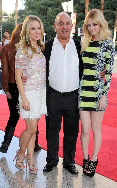 Kristen Bell (ngoài cùng bên trái) có mặt tại lễ khánh thành Topshop và Topman bên cạnh Sir Phippip Green và Lydia Hearst hôm 8/3.