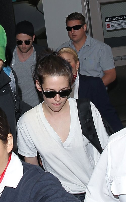 Cặp đôi Robert Pattinson-Kristen Steward vừa cùng nhau trở về Mỹ từ tuần lễ thời trang Paris hôm 8/3. Cặp đôi này trông khá ủ rũ khi về tới sân bay và nhanh chóng đi qua nơi các fan đang đứng đón chào họ.