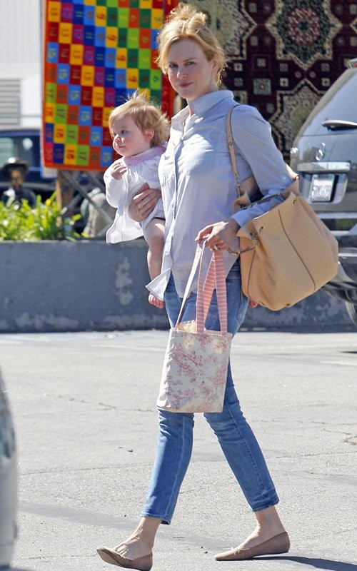 Trở về từ tuần lễ thời trang Paris, Nicole Kidman bận rộn với công việc làm mẹ hôm 8/3. Cô bắt đầu ngày mới bằng việc đưa con gái lớn đi học và sau đó chăm sóc con gái thứ hai Faith Margaret.