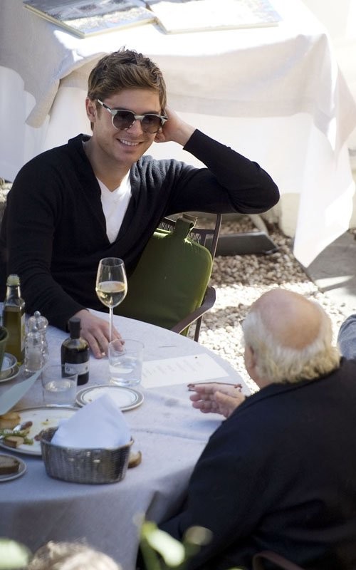 Zac Efron vừa cùng bạn diễn Danny DeVito trong "The Lorax" ăn trưa tại Rome, Ý hôm qua. Trong cuộc phỏng vấn gần đây, Zac Efron ám chỉ rằng rất có thể sẽ có phần tiếp theo của phim "Highschool Musical".