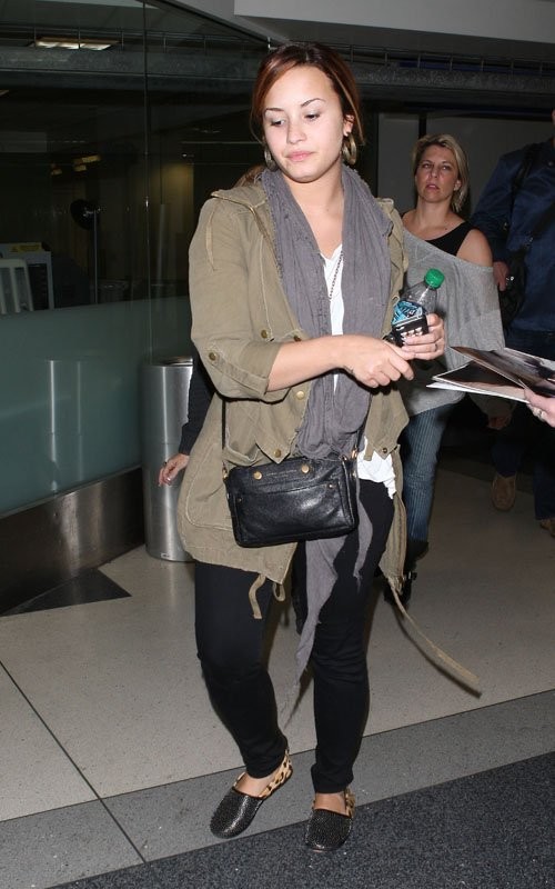 Tối thứ Sáu,, Demi Lovato bị bắt gặp rời khỏi sân bay quốc tế và trở về nhà trong trạng thái hoàn toàn mệt mỏi và thiếu sức sống. Cô luôn cúi đầu xuống khi bước ra khỏi sân bay.