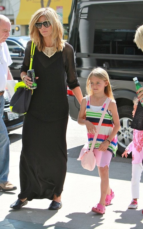 Hôm Thứ Bảy, Heidi Klum mặc váy đen dài đưa cô con gái 7 tuổi Leni Samuel đến lớp học múa ba-lê.
