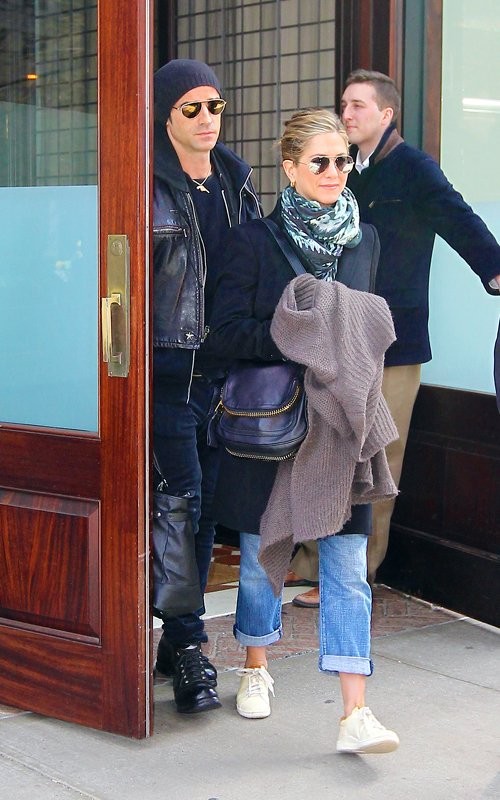 Jennifer Aniston và bạn trai Justin Theroux bị bắt gặp đang cùng nhau rời khỏi khách sạn Greenwich ở New York hôm thứ Bảy. Gần đây, có tin đồn về việc Jennifer Aniston sẽ kết hôn vào cuối năm nay.