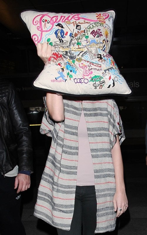 Sau một tuần bận rộn ở Pari, Katy Perry dường như quá mệt mỏi đến mức không muốn các tay săn ảnh "chộp" được bất cứ hình ảnh nào về khuôn mình. Đến mức nữ ca sĩ của "Part of me" còn phải lấy... gối để che mặt khi bước xuống sân bay quốc tế Los Angeles hôm 9/3.