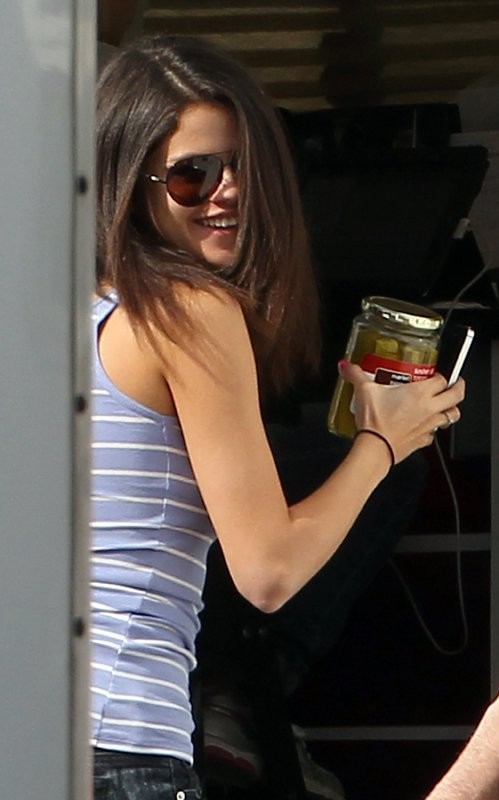 Sau đó là hình ảnh Selena cười tươi và vui vẻ trước ống kính.