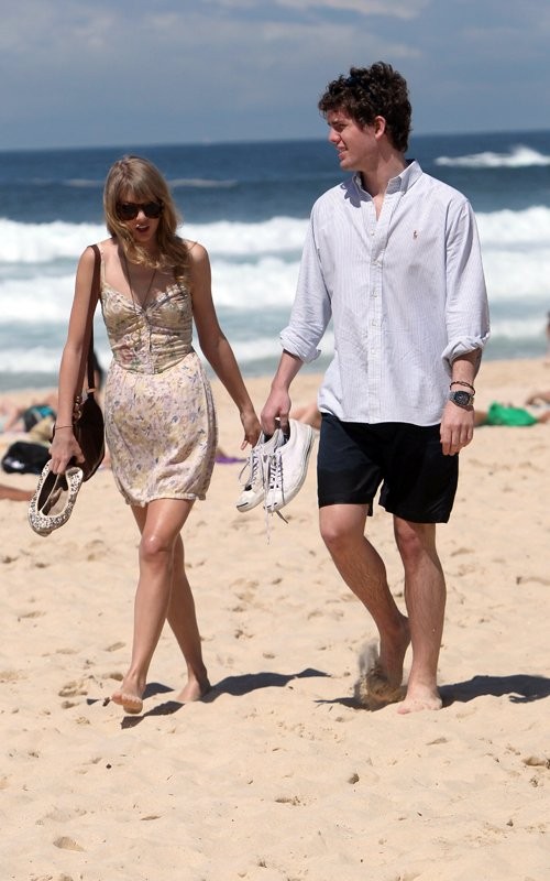 Trước khi ăn sáng tại Bill's Cafe, Taylor Swift cùng em trai đi dạo trên bãi biển Tasman. >>Xem chùm ảnh Taylor Swift xinh tươi dạo bãi biển