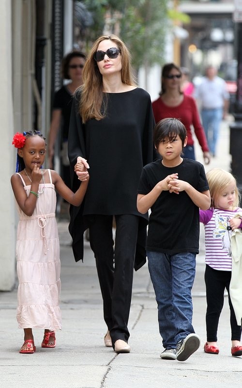 Ngày Chủ Nhật, Angelina Jolie vừa đưa các con Vivienne, Zahara và Pax Thiên đi chơi ở New Orleans.