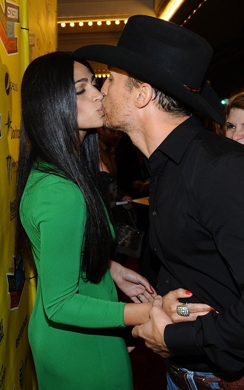 Các ngôi sao của phim "Killer Joe" cùng "tụ họp" trong Lễ hội phim và nhạc SXSW 2012 tại Austin, Texas hôm 10/3. Anh chàng cao bồi Matthew McConaughey bị bắt gặp đang hôn say đắm vợ tương lai Camila Alves.