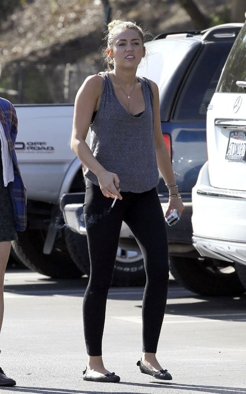 Hôm Chủ Nhật 11/3, Miley Cyrus vừa bị bắt gặp đang rất... thản nhiên hút thuốc sau bữa trưa tại nhà hàng Sharky ở Toluca Lake, California.