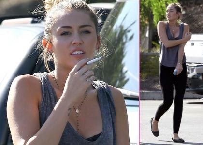Hôm Thứ Bảy, Miley Cyrus bị bắt gặp đang đi bộ cùng một vài người bạn của mình, một tay cầm điện thoại, một tay phì phèo điếu thuốc lá. (Xem thêm thông tin)