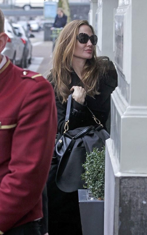 Angelina Jolie vừa được chụp lại khi đang rời khách sạn ở Amsterdam, Hà Lan hôm 14/3. Cô đã tham dự phiên tòa xét xử Thomas Lubanga, người bị buộc tội bắt cóc trẻ em, ở Congo, gần Tòa án Tội phạm Quốc tế, The Hague.