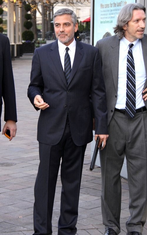 George Clooney bị bắt gặp đang ở quanh khu vực Washington DC sáng 14/3. Ngôi sao của "Descendants" trông "bảnh" trong bộ vest màu đen. Sau đó, George Clooney sẽ có cuộc gặp với Tổng Thống Barack Obama.