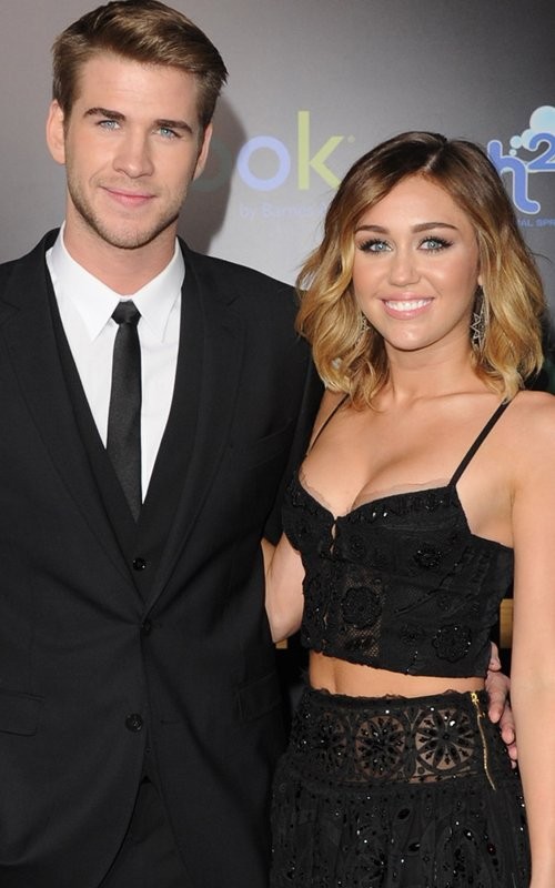 Xuất hiện trong buổi công chiếu phim "The Hunger Games" để ủng hộ bạn trai Liam Hemsworth, Miley Cyrus đã có cuộc phỏng vấn ngắn và chia sẻ với phóng viên rằng chính phim "The Hunger Games" đã khiến cho cô và bạn trai bị chia cách nhiều hơn vì luôn phải bận rộn với việc đóng phim.