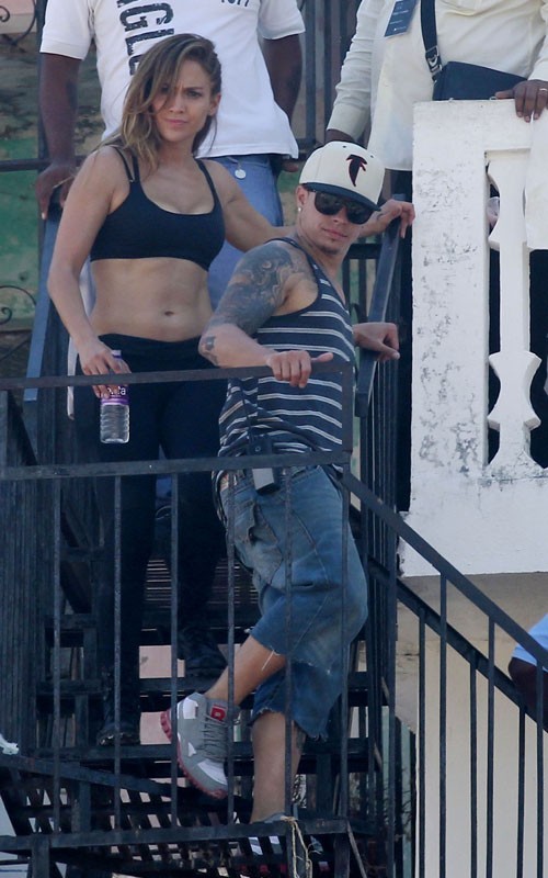 Hôm 12/3, Jennifer Lopez có mặt trên trường quay để thực hiện MV mới. Bạn trai Casper Smart luôn có mặt bên cạnh nữ ca sĩ.
